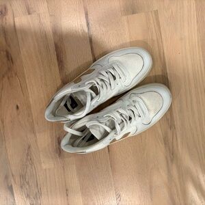 Veja V-10 Snekaers - Gold and Cream - size 37 (US 6)